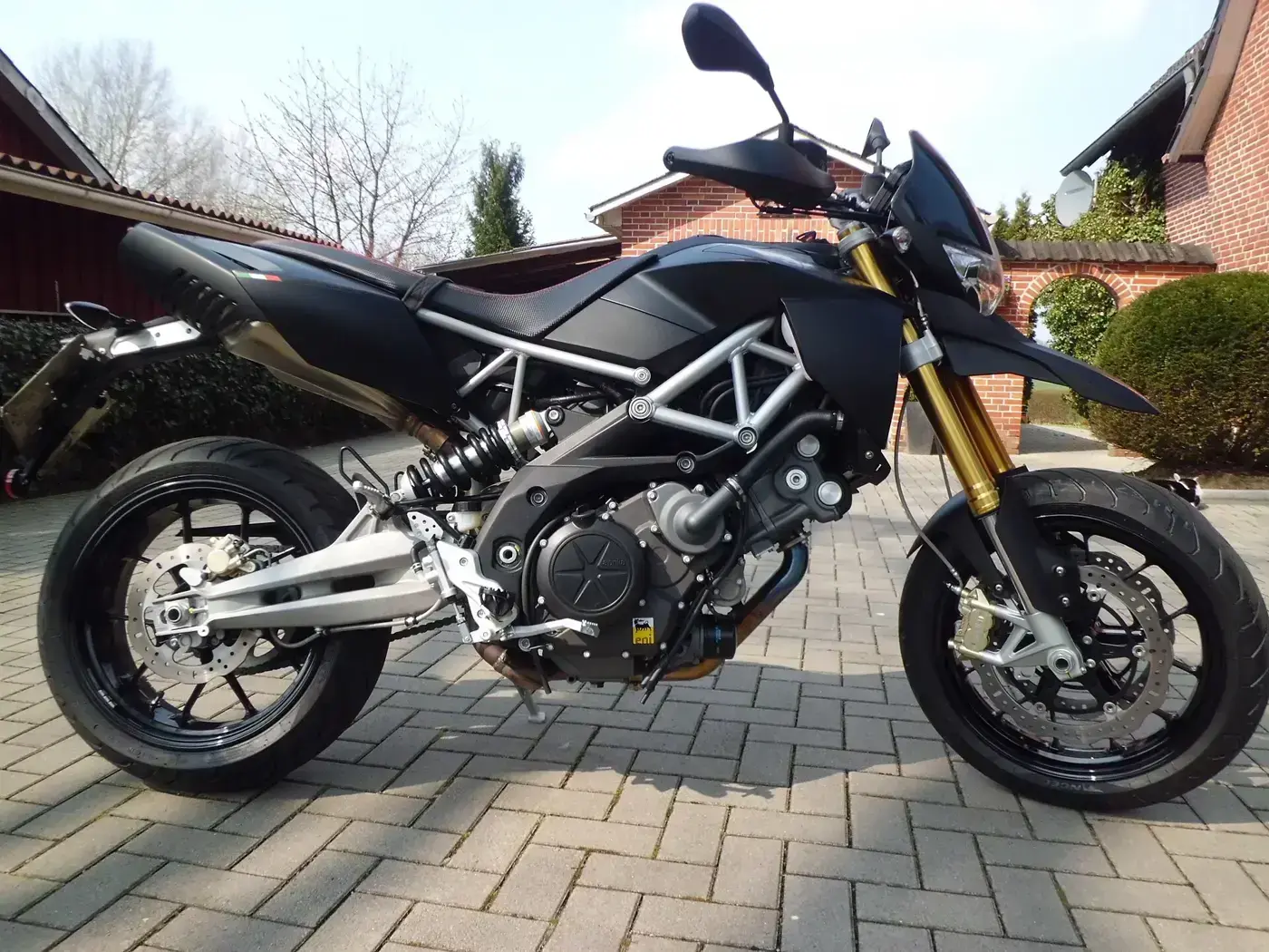 Aprilia Dorsoduro, trail — vue extérieure