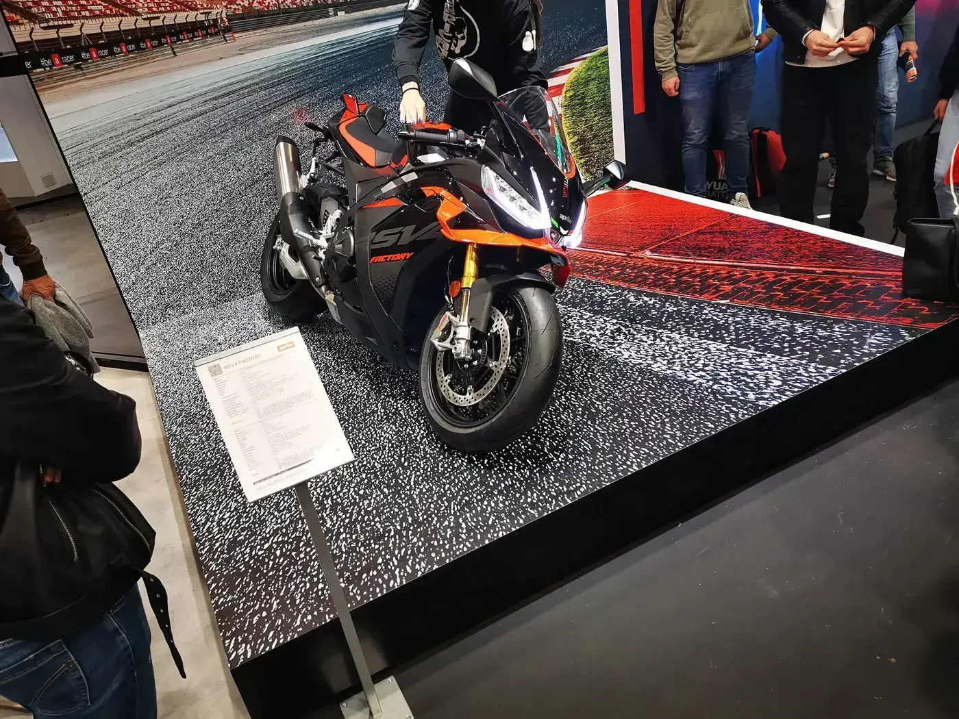 Aprilia RSV4, sportive — vue extérieure