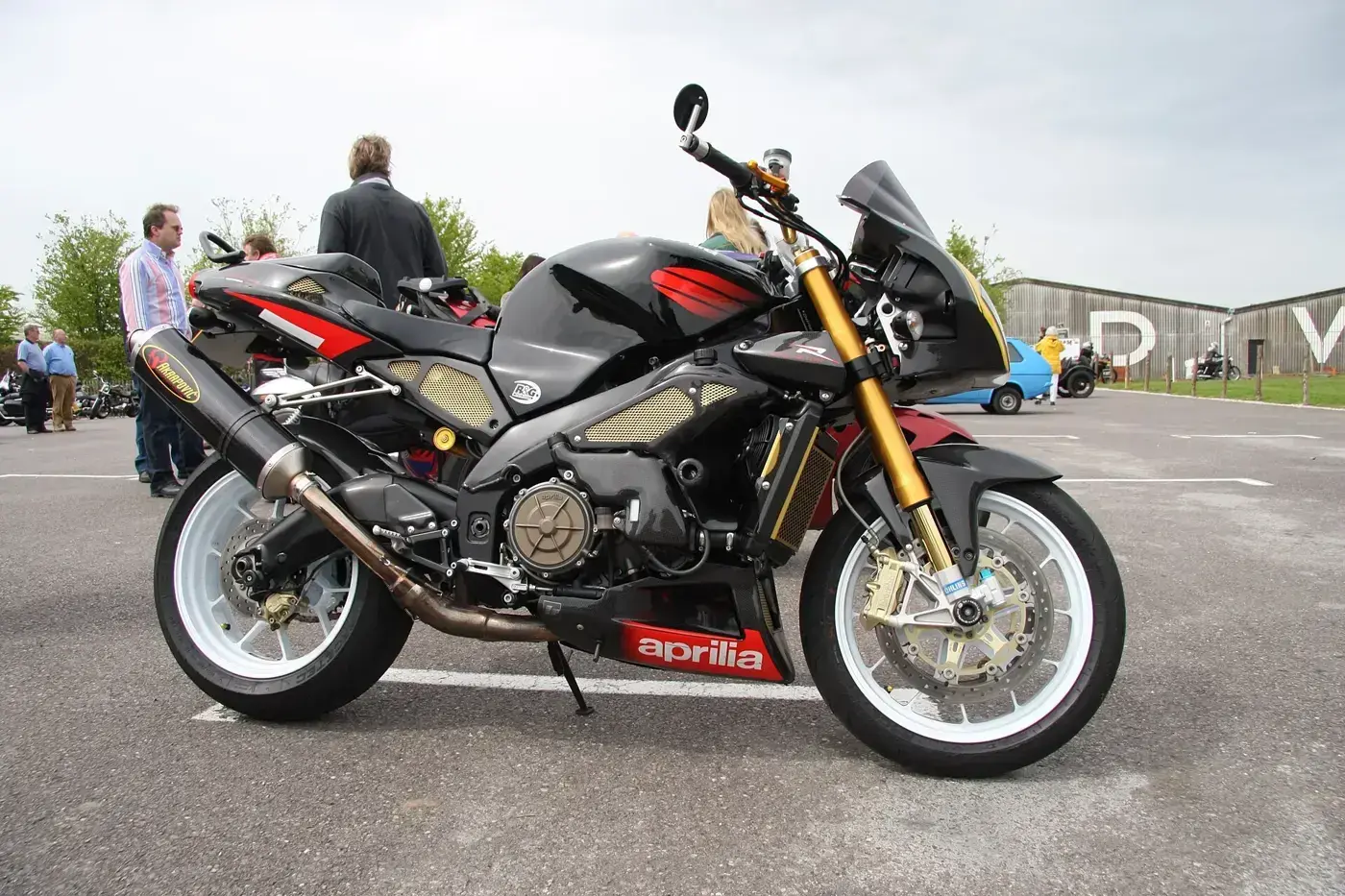 Aprilia Tuono, sportive — vue extérieure