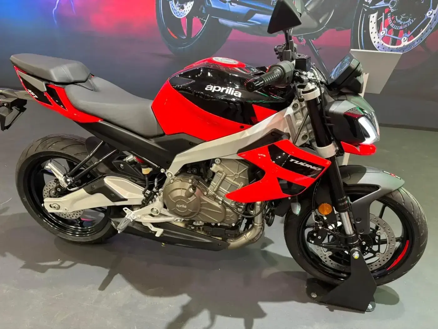 Aprilia Tuono, sportive — vue extérieure