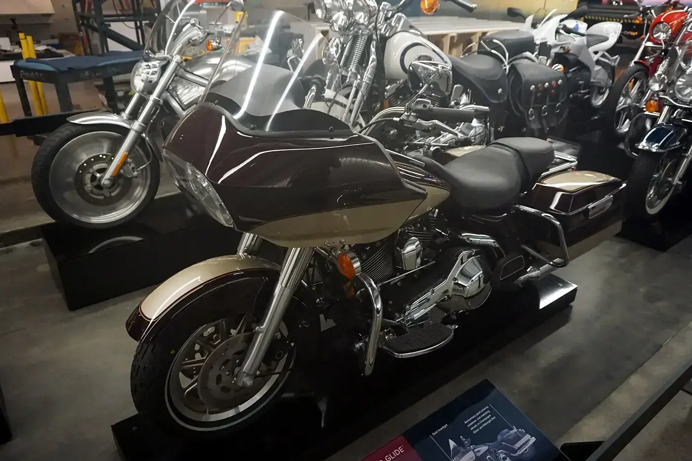 Harley-Davidson ROAD Glide, sportive — vue extérieure
