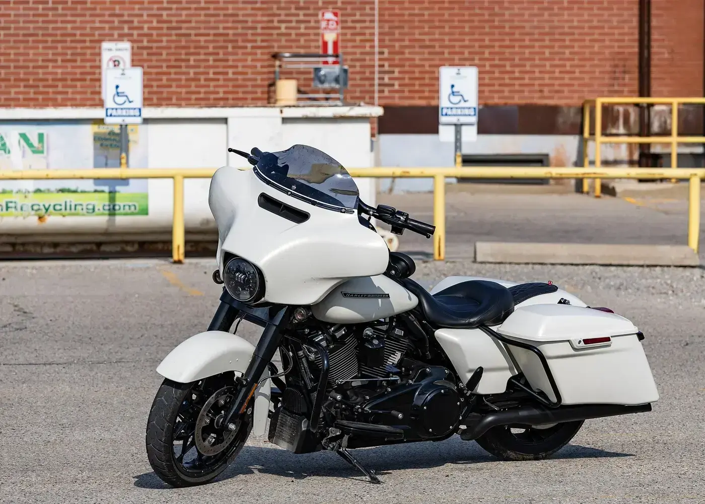 Harley-Davidson STREET Glide, sportive — vue extérieure