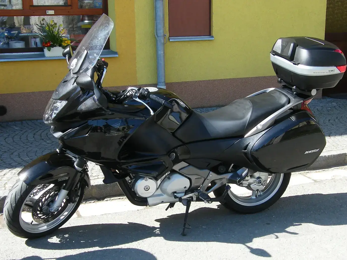 Honda NT, custom — vue extérieure