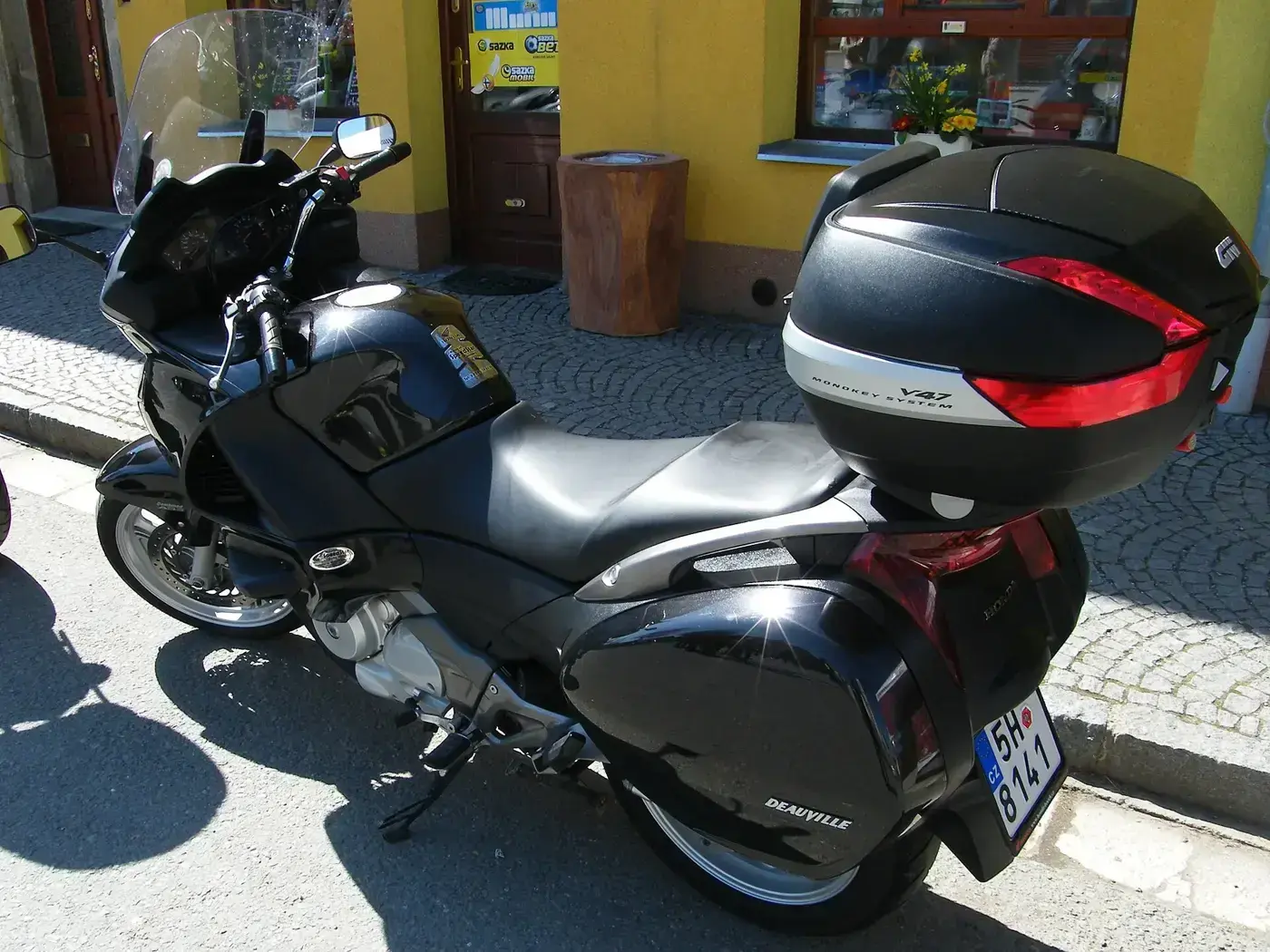 Honda NT, custom — vue extérieure