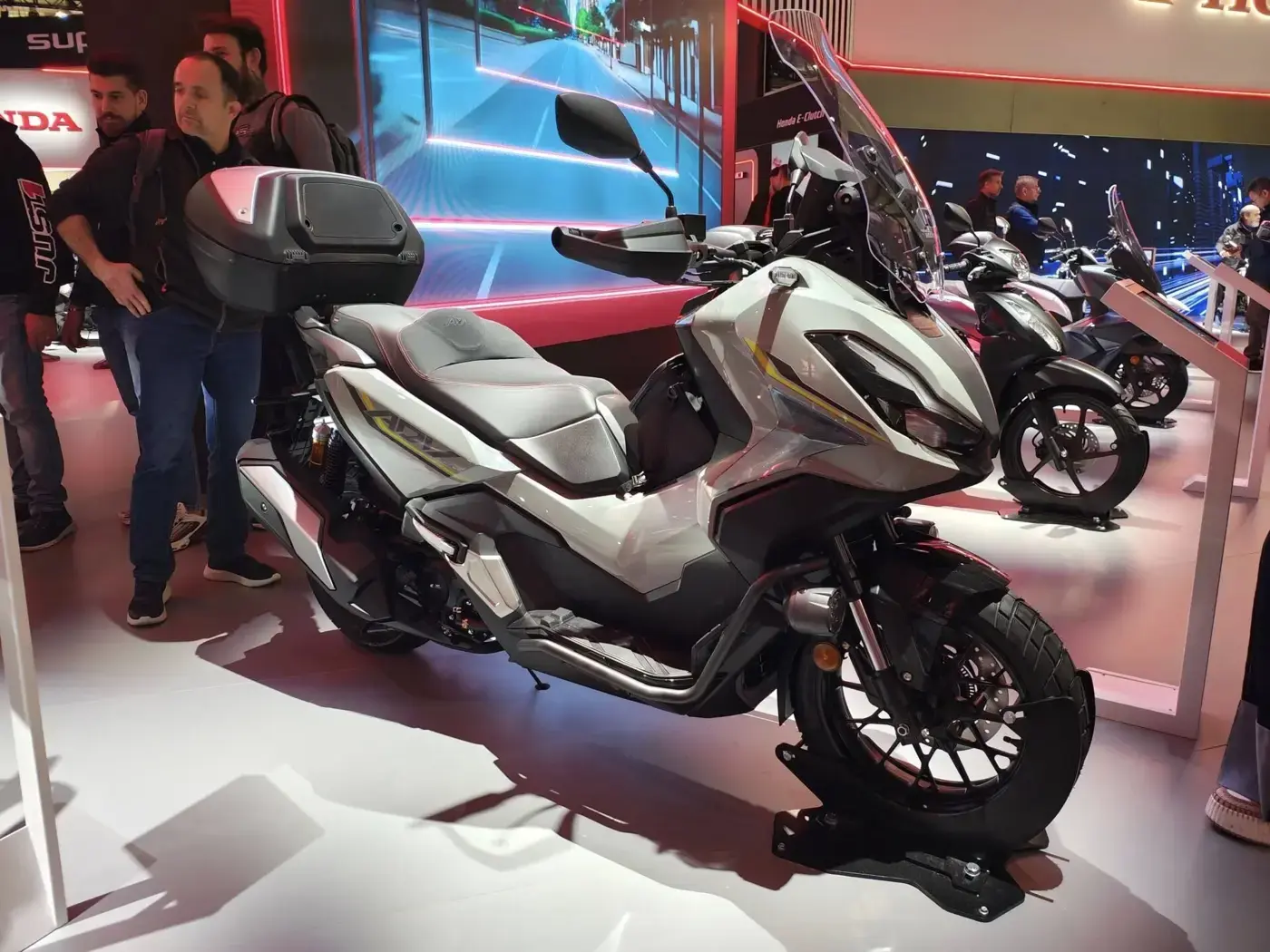 Honda X-ADV, sportive — vue extérieure