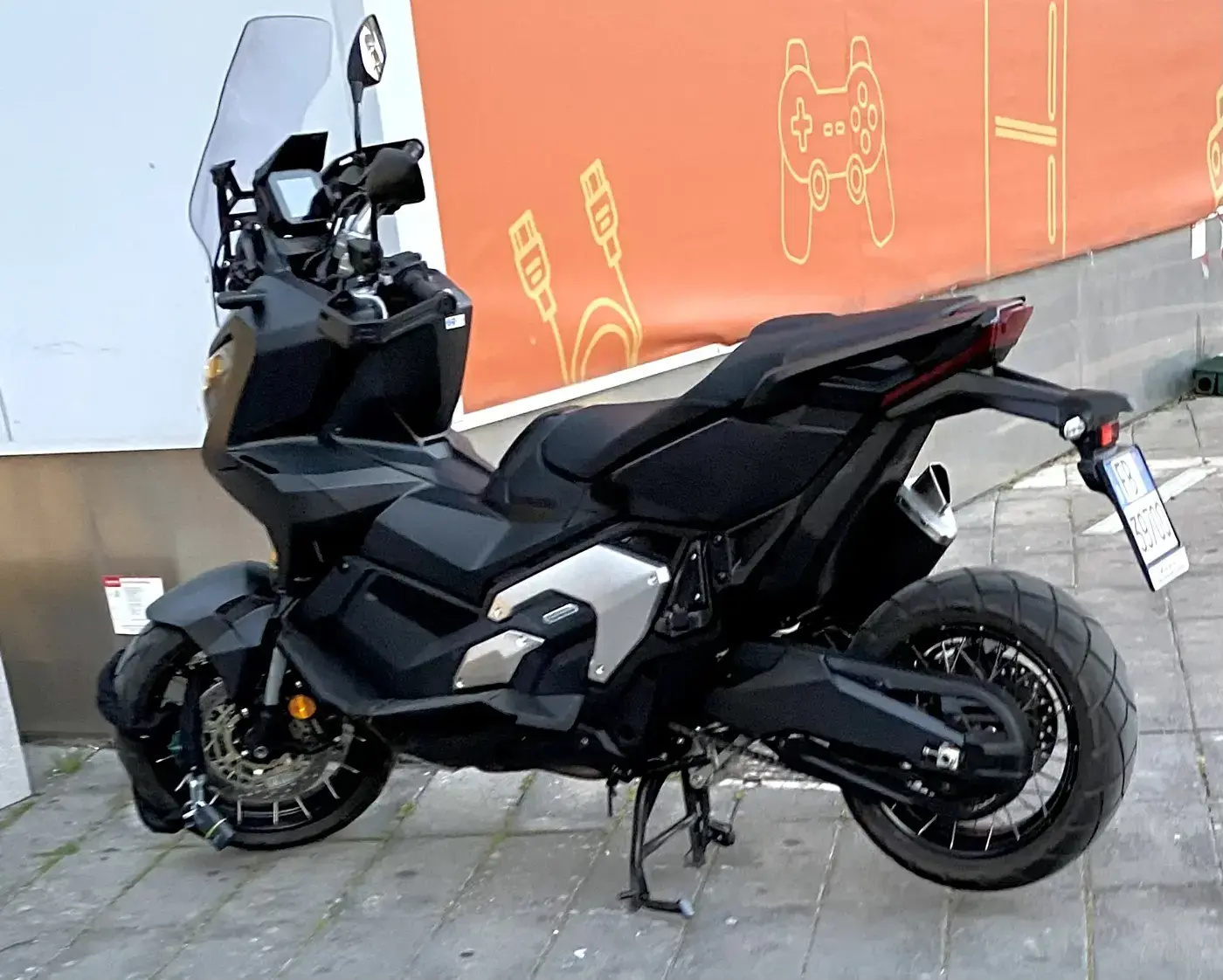 Honda X-ADV, sportive — vue extérieure