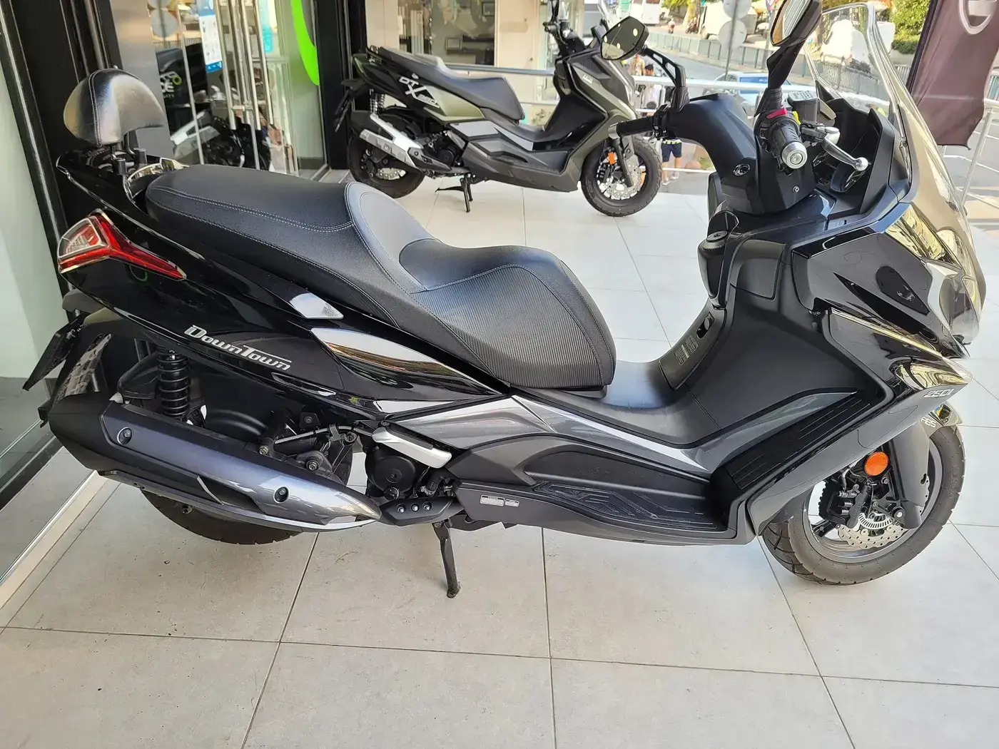 Kymco Downtown, scooter — vue extérieure