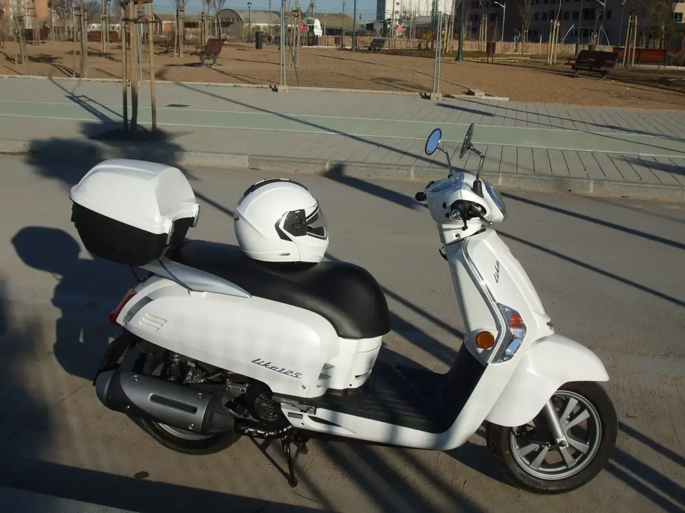 Kymco Like, scooter — vue extérieure