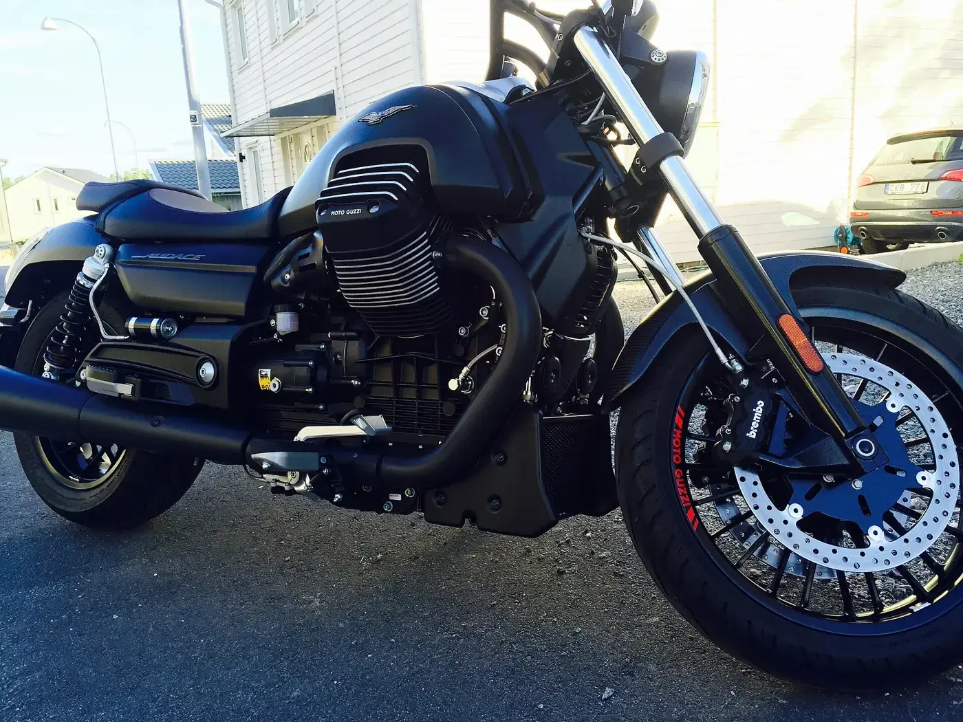 Moto Guzzi Audace, custom — vue extérieure