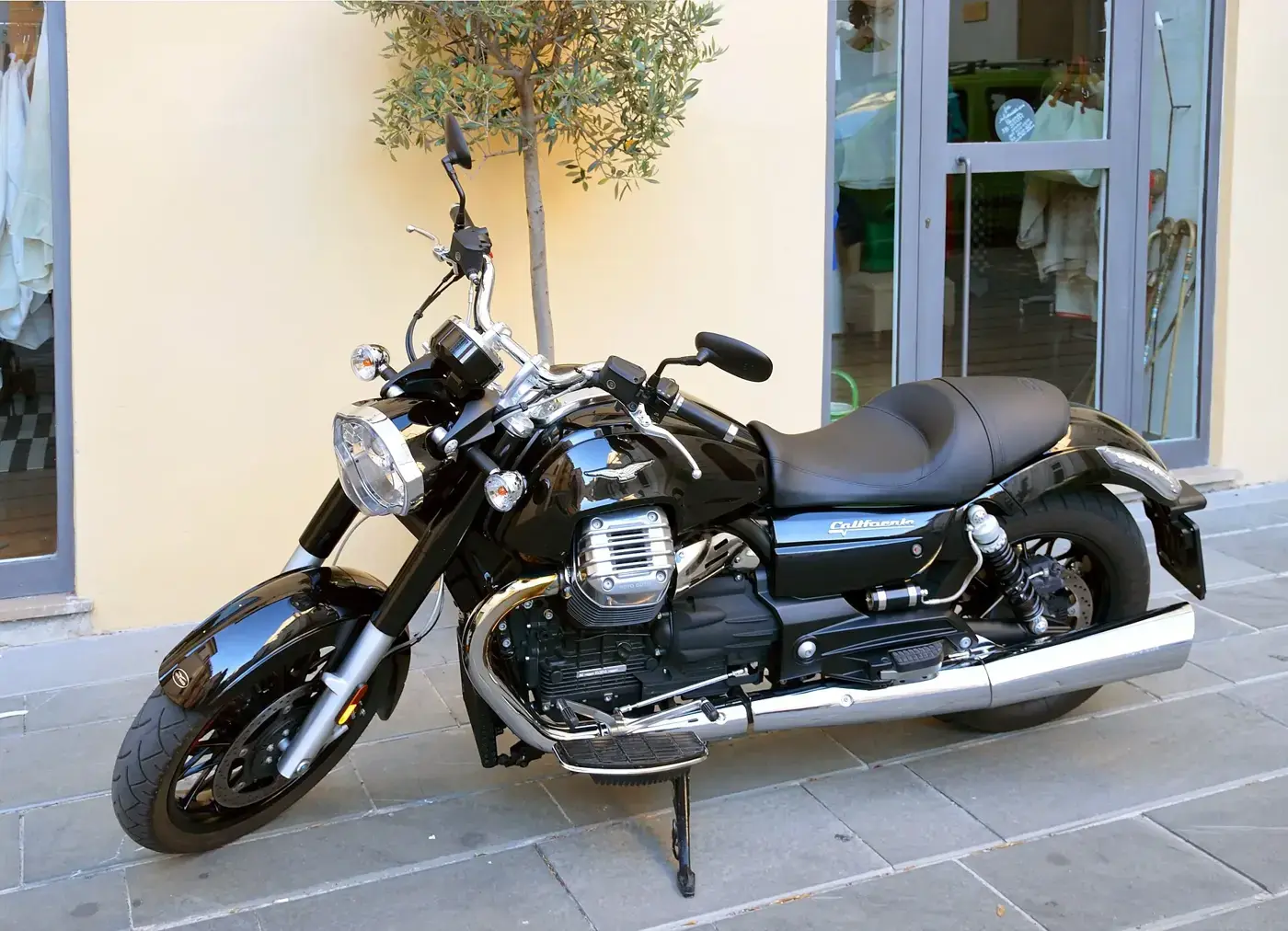 Moto Guzzi California, custom — vue extérieure