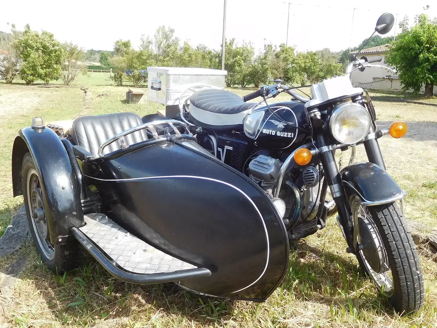 Moto Guzzi California, custom — vue extérieure