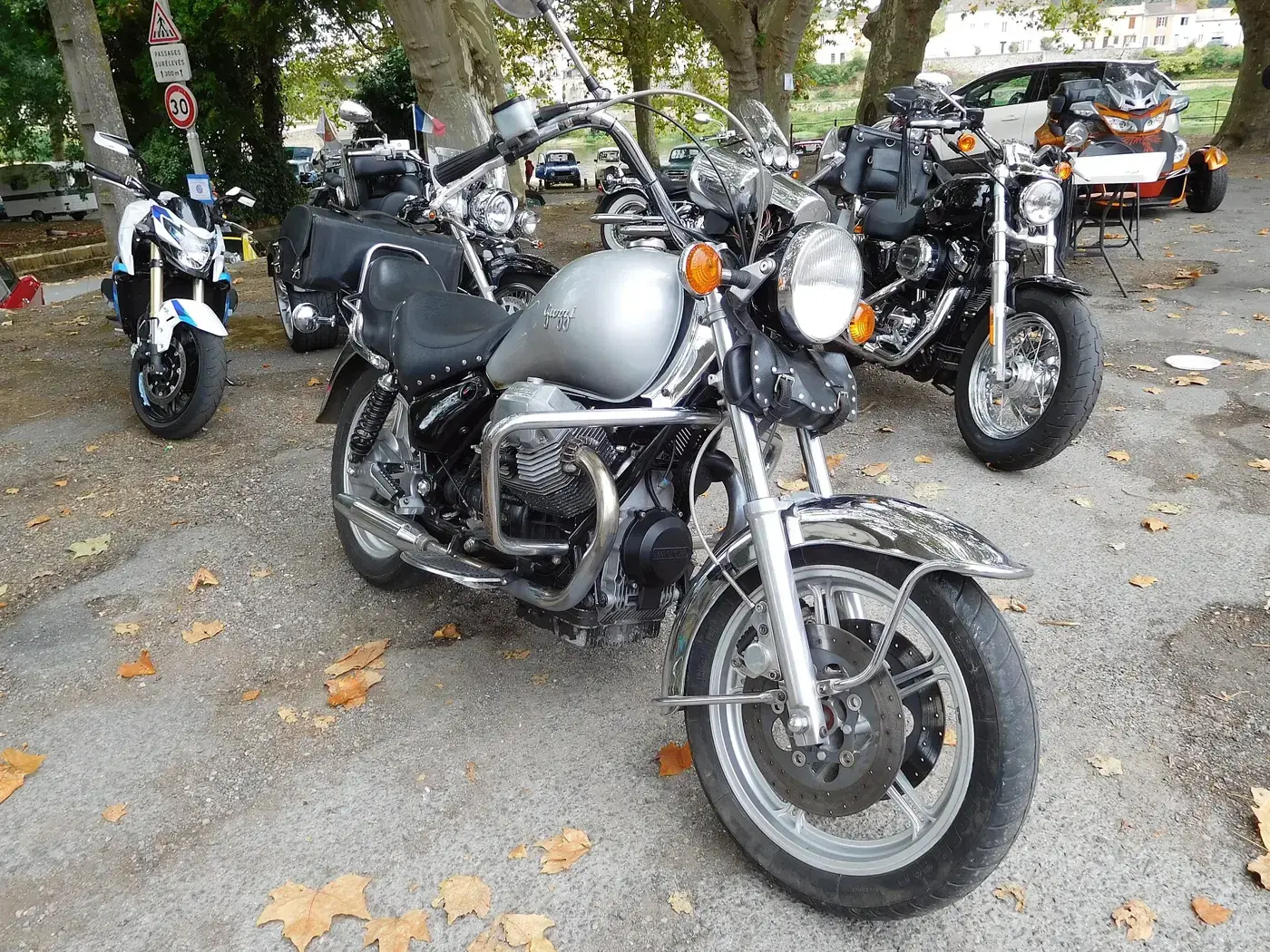 Moto Guzzi California, custom — vue extérieure