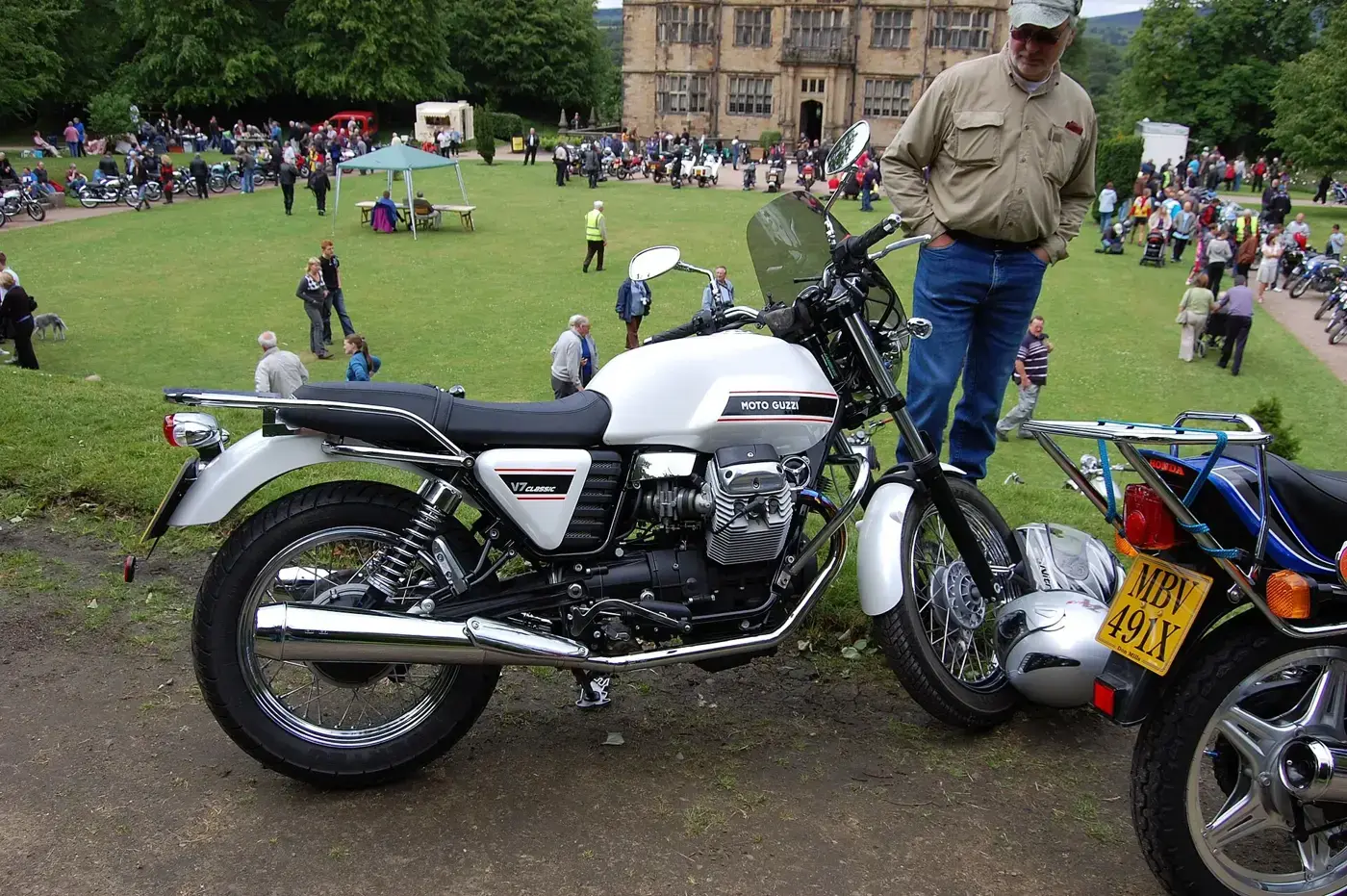 Moto Guzzi V7, custom — vue extérieure