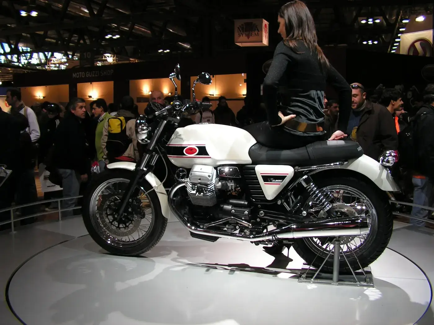 Moto Guzzi V7, custom — vue extérieure