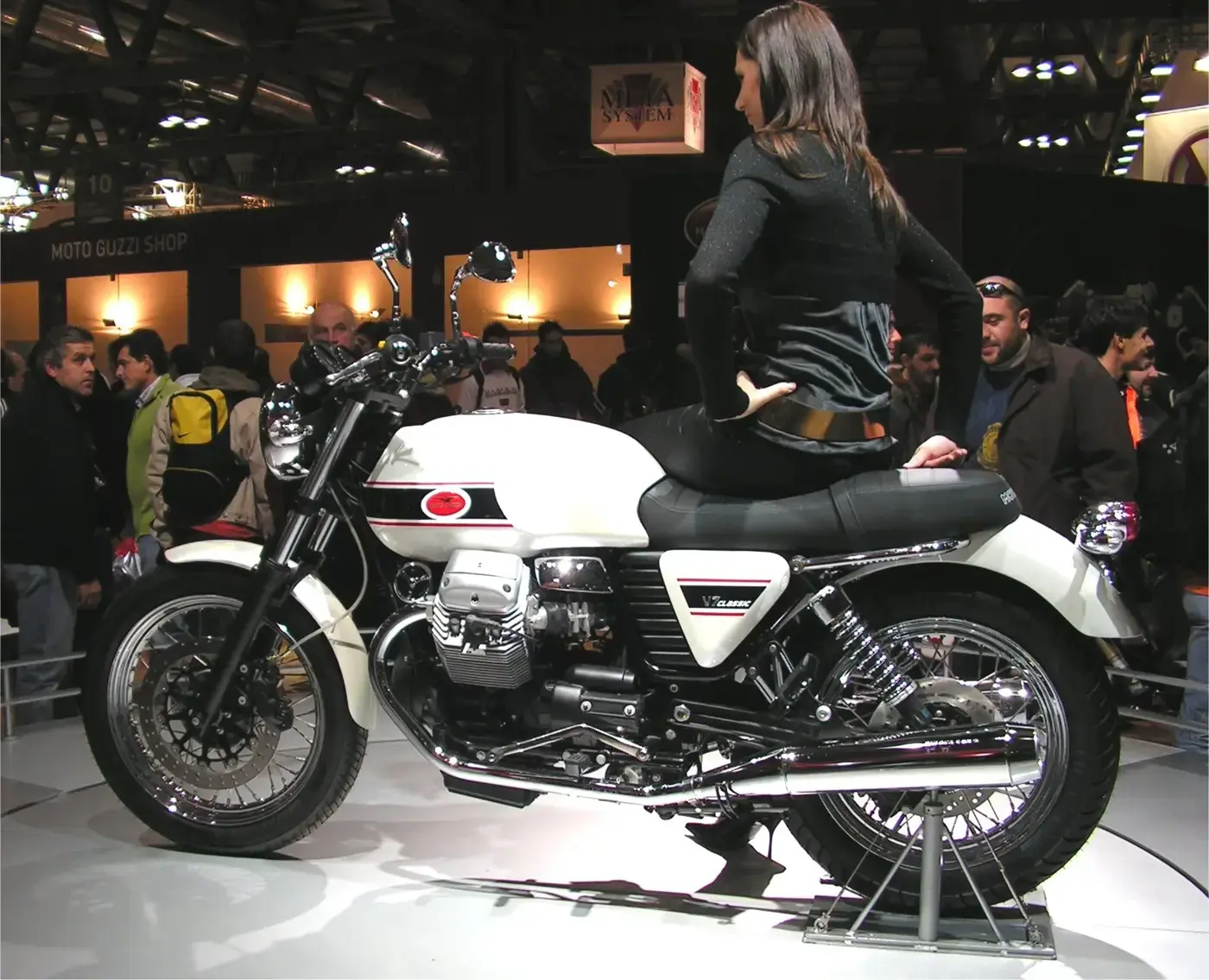 Moto Guzzi V7, custom — vue extérieure