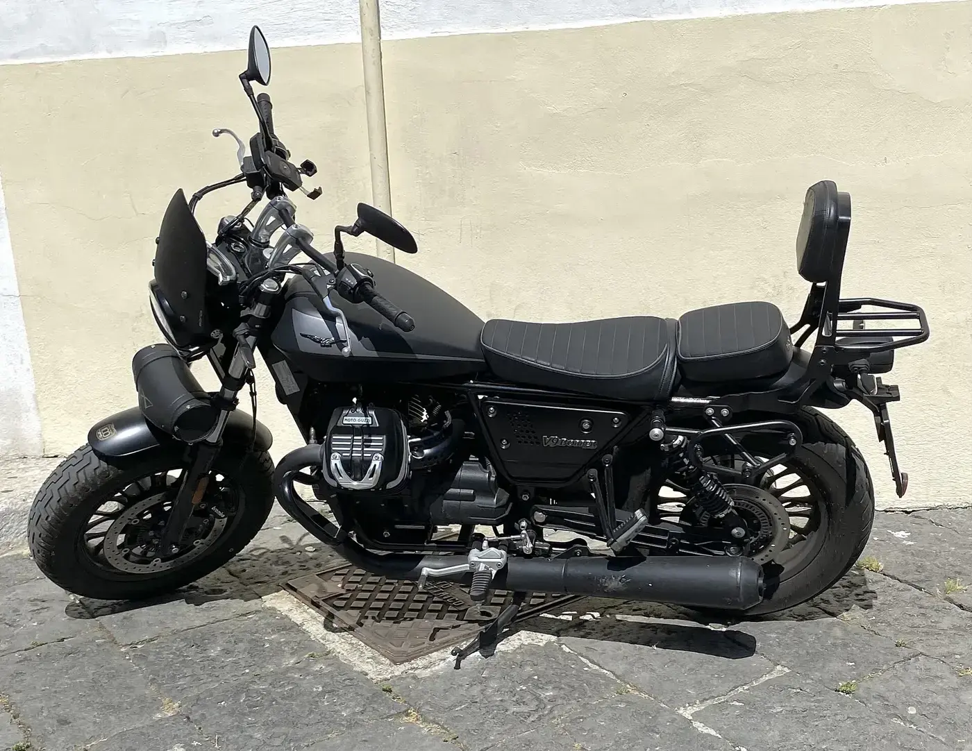 Moto Guzzi V9, custom — vue extérieure