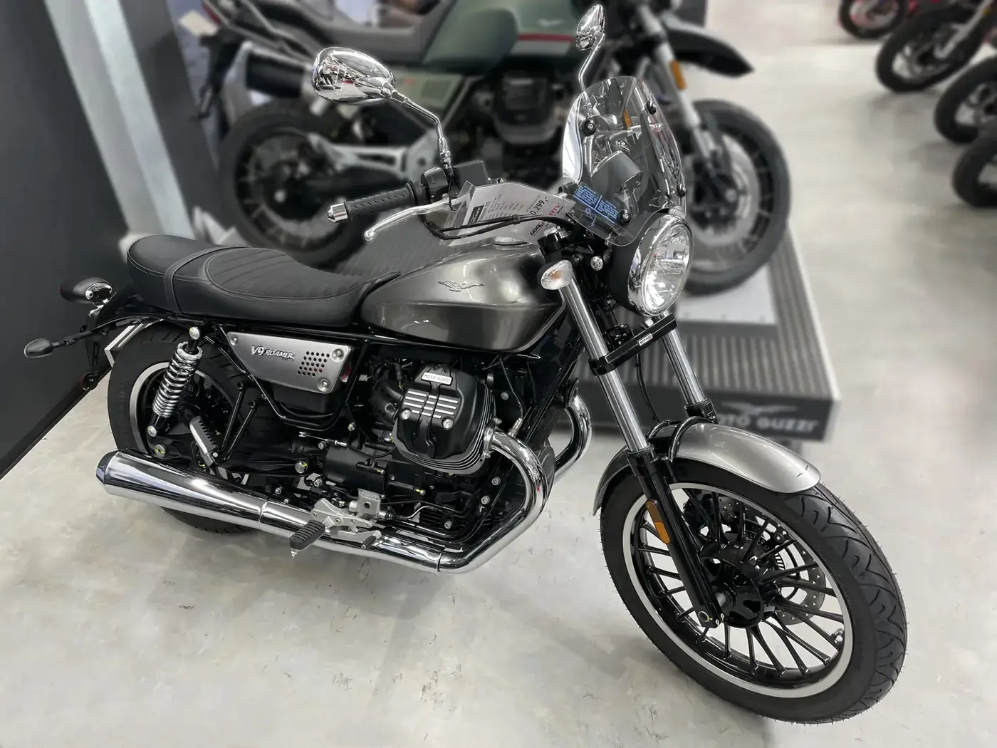 Moto Guzzi V9, custom — vue extérieure