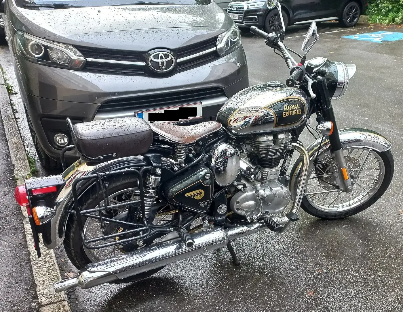 Royal Enfield Classic, custom — vue extérieure