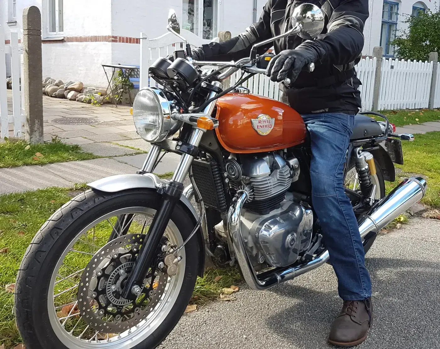 Royal Enfield Interceptor, custom — vue extérieure