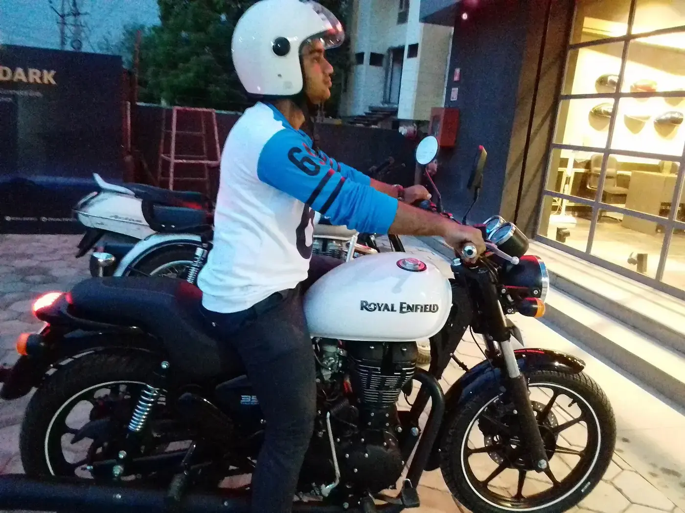 Royal Enfield ThunderBird, custom — vue extérieure