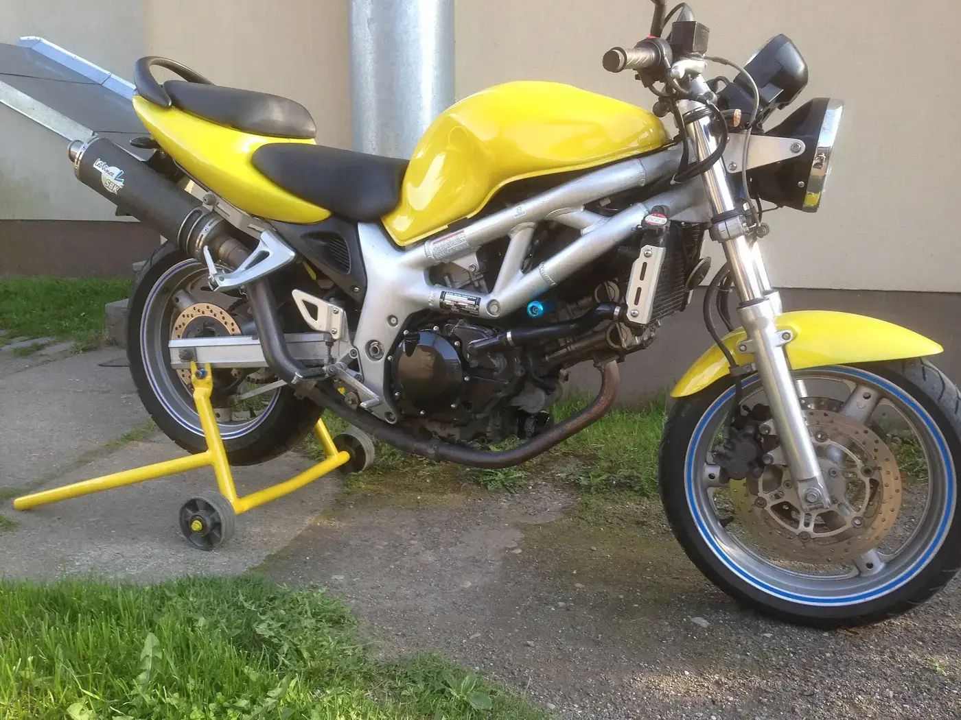Suzuki SV, roadster — vue extérieure