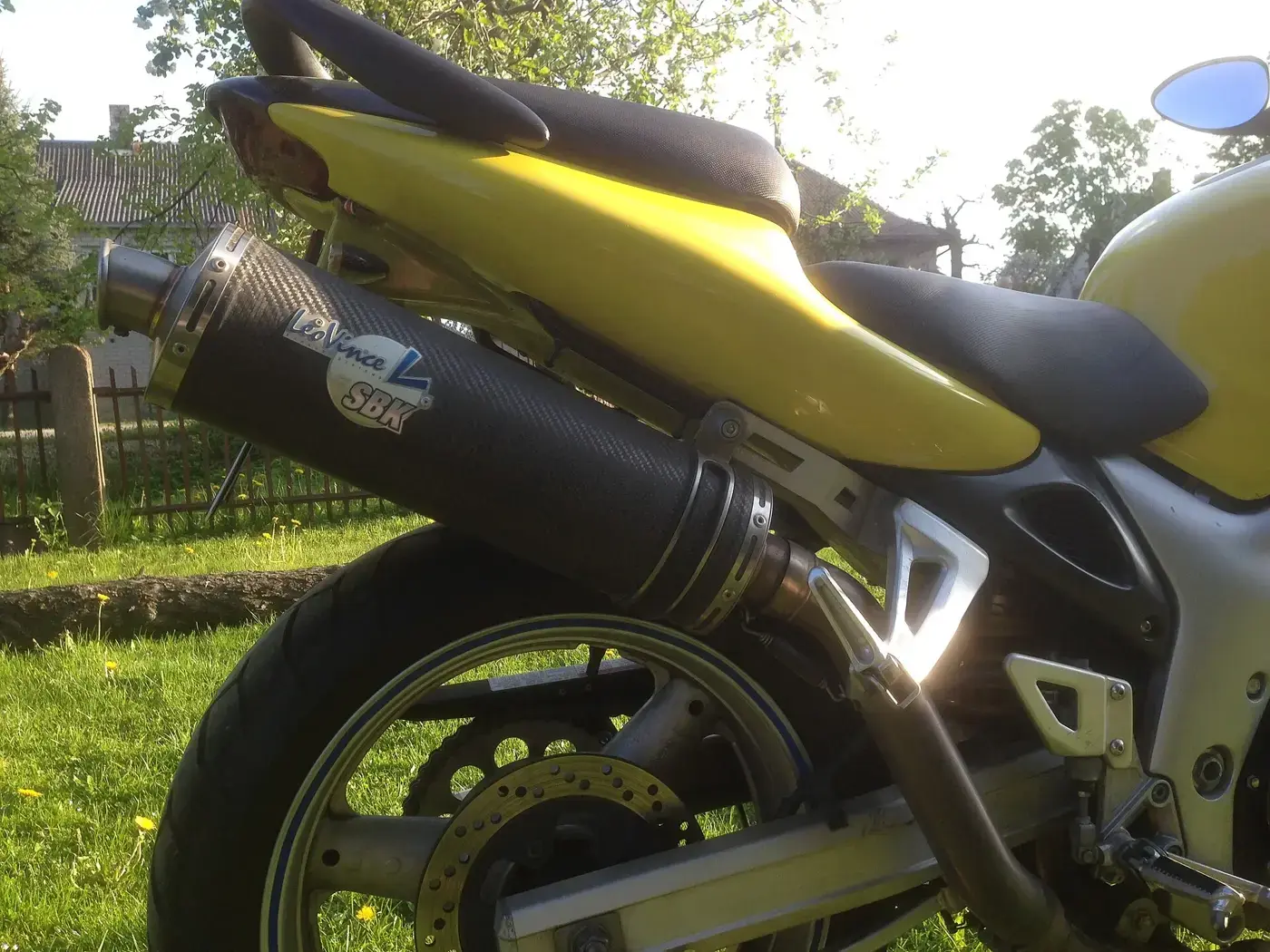 Suzuki SV, roadster — vue extérieure