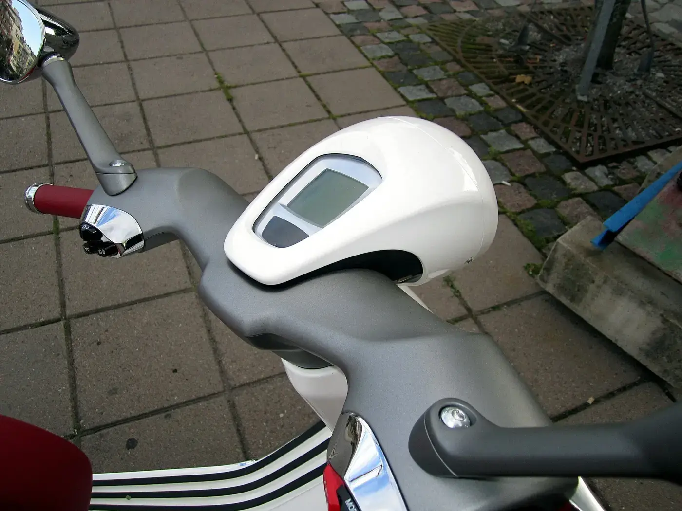 Vespa 946, scooter — vue extérieure