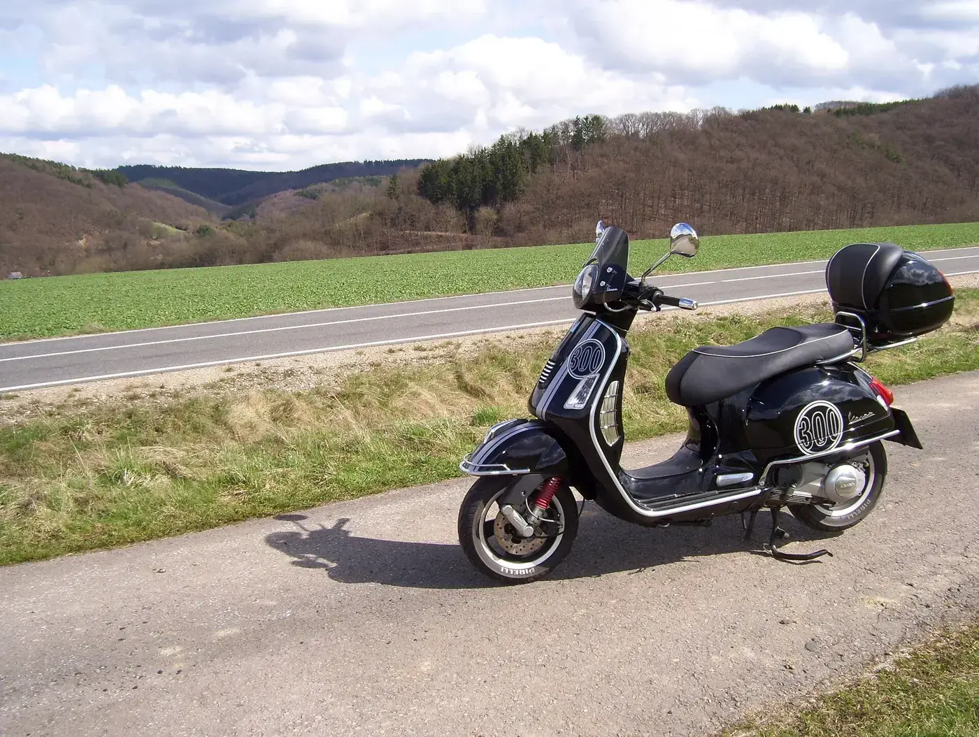 Vespa GTS, scooter — vue extérieure