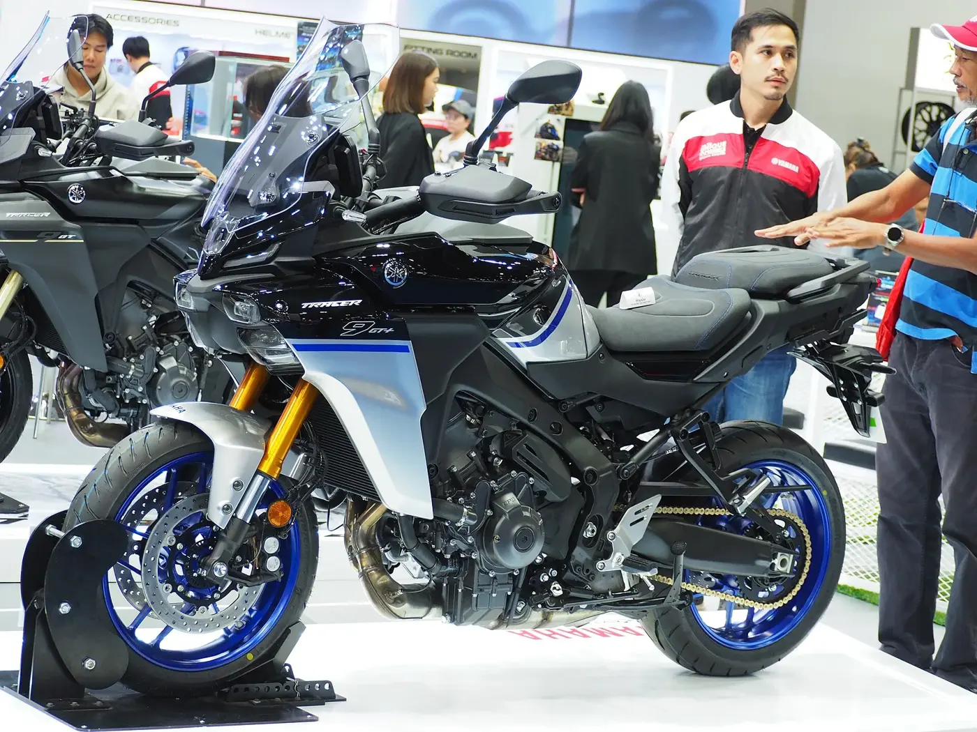 Yamaha TRACER 9, sportive — vue extérieure